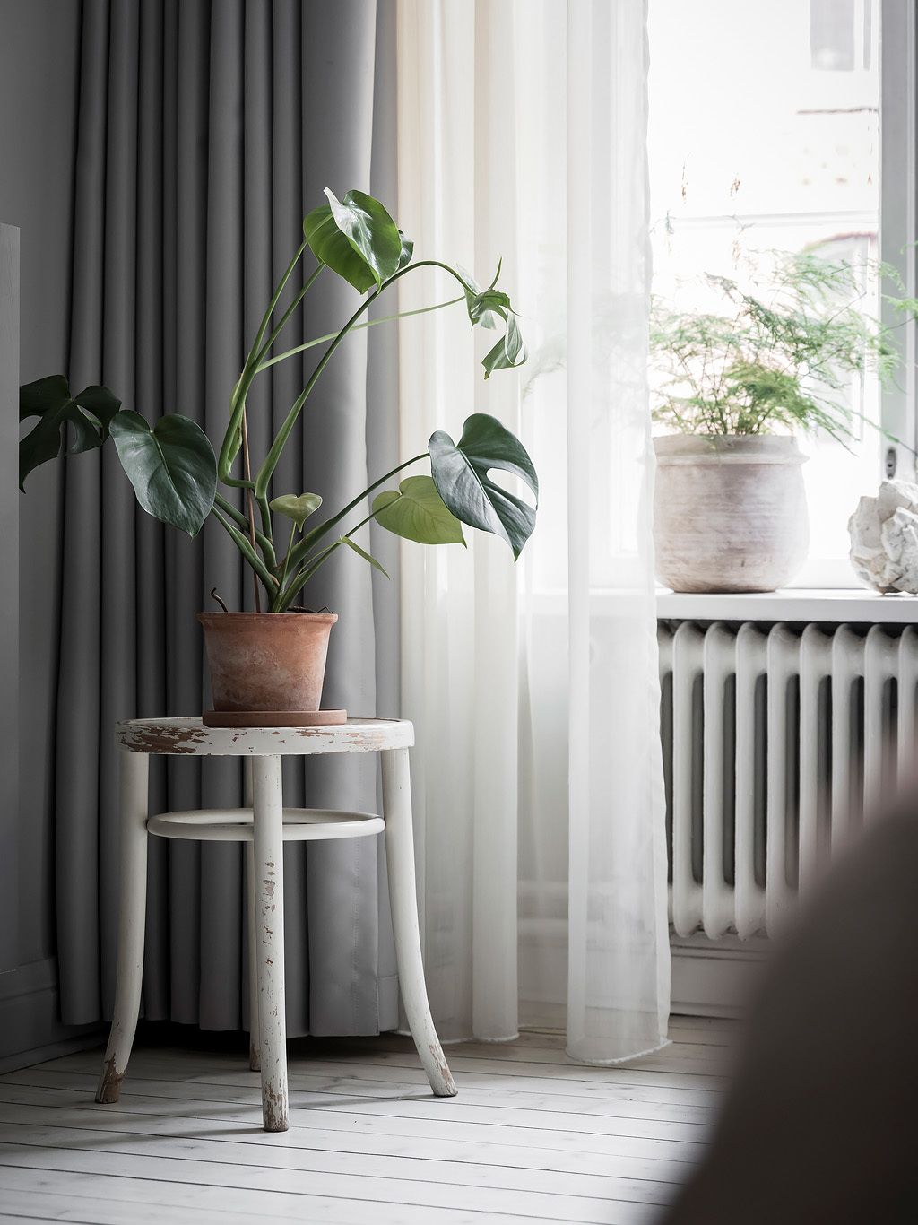 Pohjoismainen makuuhuone herkällä harmaan sävyllä